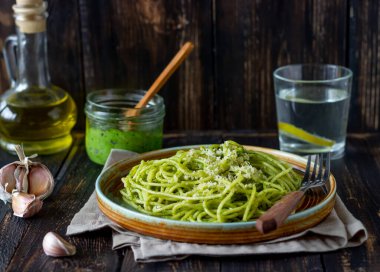 Ahşap arka planda pesto soslu makarna. Ulusal mutfak. Sağlıklı beslenme. Vejetaryen yemeği. Tarif