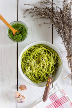 Ahşap arka planda pesto soslu makarna. Ulusal mutfak. Sağlıklı beslenme. Vejetaryen yemeği. Tarif