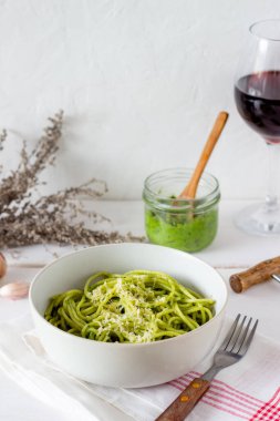 Ahşap arka planda pesto soslu makarna. Ulusal mutfak. Sağlıklı beslenme. Vejetaryen yemeği. Tarif