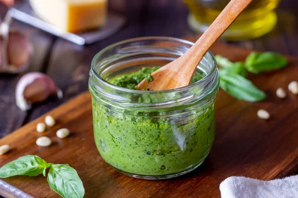 Ahşap arka planda İtalyan pesto sosu. Ulusal mutfak. Sağlıklı beslenme. Vejetaryen yemeği. Tarif