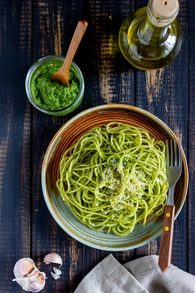 Ahşap arka planda pesto soslu makarna. Ulusal mutfak. Sağlıklı beslenme. Vejetaryen yemeği. Tarif