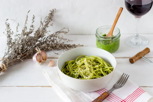 Esparguete Massa Com Molho Pesto Fundo Madeira Cozinha Nacional Alimentação — Fotografia de Stock