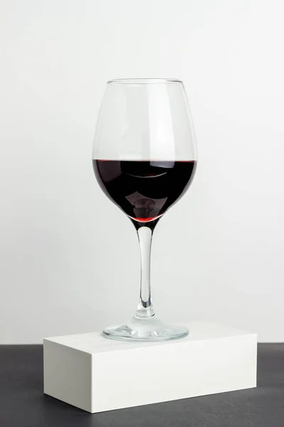 Ein Glas Rotwein Auf Weißem Hintergrund Minimalismus Design Attrappe Kopierraum — Stockfoto