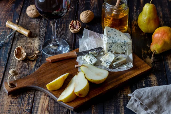 Cheese Platter Blue Cheese Pear Wine Snack Italian Cuisine Vegetarian — Stock Photo, Image