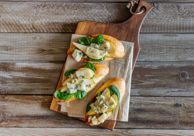 Yanında ıspanak, armut ve mavi peynir olsun. - Şarap. Vejetaryen yemeği. Sağlıklı beslenme. Vejetaryenlik Diyeti