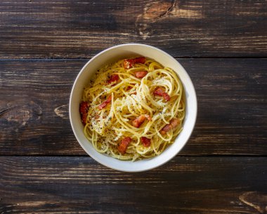 Ahşap arka planda makarna carbonara. İtalyan mutfağı. Yemek tarifi. Kırsal biçim