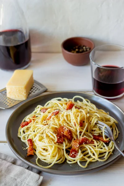 Carbonara Espaguete Massa Fundo Madeira Cozinha Italiana Receita Estilo Rústico — Fotografia de Stock