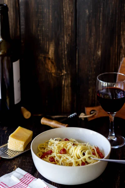 Makaron Spaghetti Carbonara Drewnianym Tle Włoska Kuchnia Przepis Styl Rustykalny — Zdjęcie stockowe