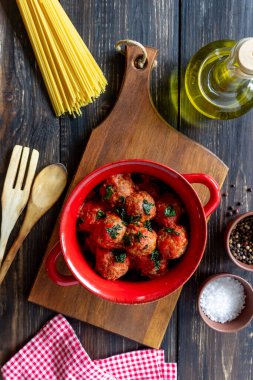 Ahşap arka planda köfteler. Geleneksel İtalyan mutfağı. Tarif