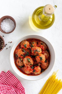 Beyaz arka planda köfteler. Geleneksel İtalyan mutfağı. Tarif
