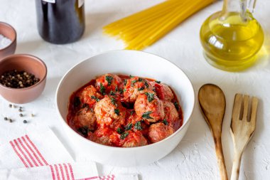 Beyaz arka planda köfteler. Geleneksel İtalyan mutfağı. Tarif