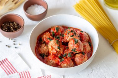 Beyaz arka planda köfteler. Geleneksel İtalyan mutfağı. Tarif