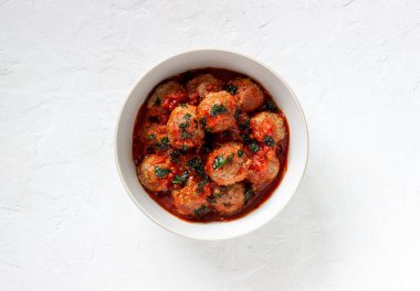 Beyaz arka planda köfteler. Geleneksel İtalyan mutfağı. Tarif