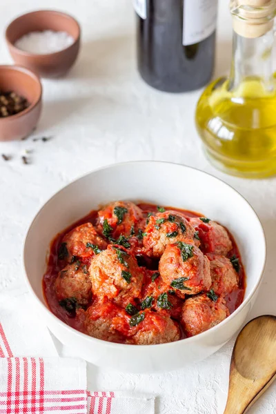 Gehaktballen Een Witte Achtergrond Traditionele Italiaanse Keuken Recept — Stockfoto