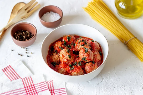白い背景に肉球 伝統的なイタリア料理 レシピ — ストック写真