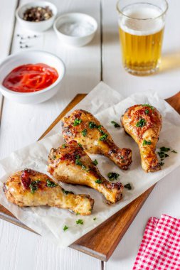 Tahta arka planda tavuk bacağı. Barbekü. Izgara yap. Amerikan mutfağı. Tarif Kırsal