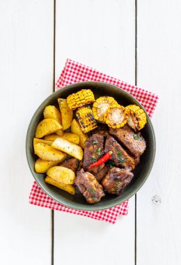 Ahşap arka planda patatesli domuz pirzolası. Barbekü. Izgara yap. Amerikan mutfağı. Tarif