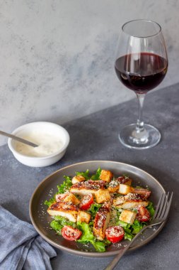 Tavuklu Sezar salatası. Sağlıklı beslenme. Diyet olsun. Ulusal yemek tarifleri.