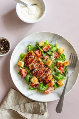 Tavuklu Sezar salatası. Sağlıklı beslenme. Diyet olsun. Ulusal yemek tarifleri.