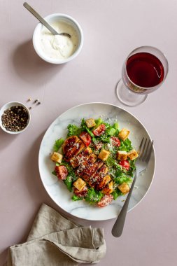 Tavuklu Sezar salatası. Sağlıklı beslenme. Diyet olsun. Ulusal yemek tarifleri.