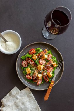 Tavuklu Sezar salatası. Sağlıklı beslenme. Diyet olsun. Ulusal yemek tarifleri.