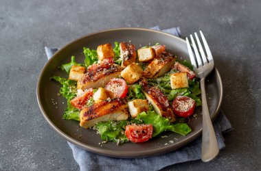 Tavuklu Sezar salatası. Sağlıklı beslenme. Diyet olsun. Ulusal yemek tarifleri.