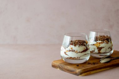 Bardakta İtalyan tatlı tiramisusu. Ulusal mutfak. Geleneksel tarif