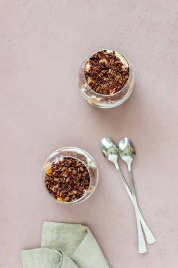 Bardakta İtalyan tatlı tiramisusu. Ulusal mutfak. Geleneksel tarif