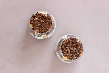 Bardakta İtalyan tatlı tiramisusu. Ulusal mutfak. Geleneksel tarif