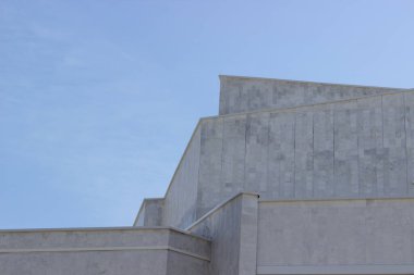 Bina mavi gökyüzüne karşı. Şehir mimarisi. Minimalizm