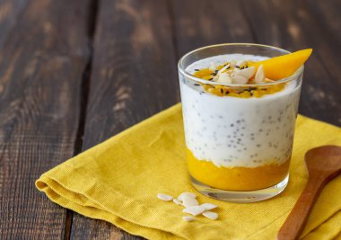 Mango, chia ve bademli bir bardak yoğurt. Sağlıklı beslenme. Vejetaryen yemeği. Yemek tarifi. Kahvaltıda. Diyet