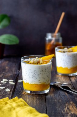 Mango, chia ve bademli bir bardak yoğurt. Sağlıklı beslenme. Vejetaryen yemeği. Yemek tarifi. Kahvaltıda. Diyet