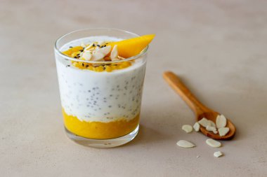 Mango, chia ve bademli bir bardak yoğurt. Sağlıklı beslenme. Vejetaryen yemeği. Yemek tarifi. Kahvaltıda. Diyet