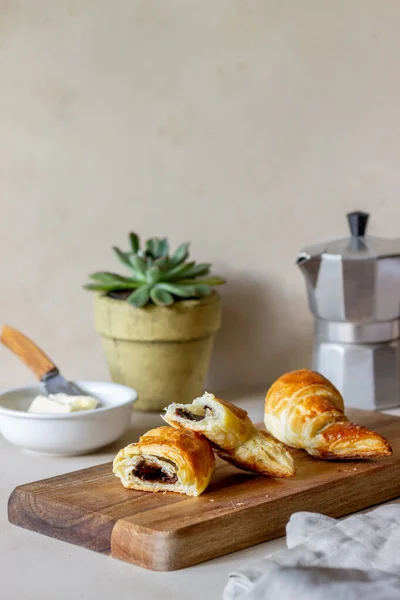 Französische Croissants Mit Schokoladenfüllung Backen Nationale Küche Frühstück Vegetarisches Essen — Stockfoto