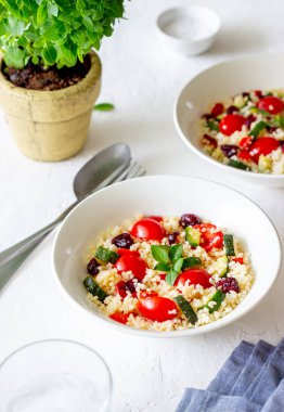 Domatesli kuskus salatası, biber, kabak ve kızılcık. Vejetaryen yemeği. Diyet olsun. Sağlıklı beslenme