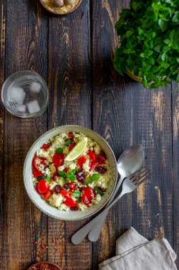 Domatesli kuskus salatası, biber, kabak ve kızılcık. Vejetaryen yemeği. Diyet olsun. Sağlıklı beslenme