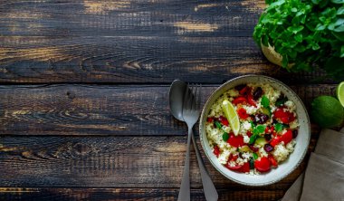 Domatesli kuskus salatası, biber, kabak ve kızılcık. Vejetaryen yemeği. Diyet olsun. Sağlıklı beslenme