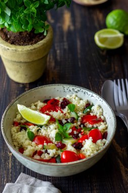 Domatesli kuskus salatası, biber, kabak ve kızılcık. Vejetaryen yemeği. Diyet olsun. Sağlıklı beslenme