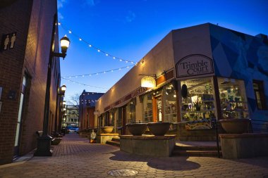 Fort Collins, ABD. Nisan 2018 civarı. Fort Collins meydanında güzel ışıklandırılmış bir cadde.