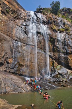 Kolli Hills, Tamil Nadu, Hindistan. Ocak 2019 civarı. İnsanlar Kolli tepelerindeki Aaghaya Gangai Şelalelerinde duş alıyor..