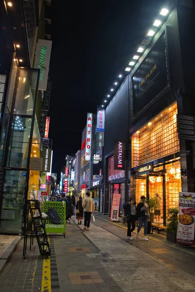 광역시 2019 광주의 쇼핑가를 지나가면서 유리창 쇼핑을 사람들 — 스톡 사진