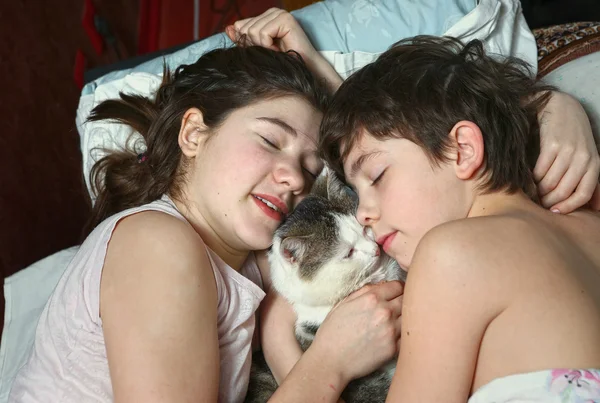 Menino e menina na cama com gato close up retrato — Fotografia de Stock