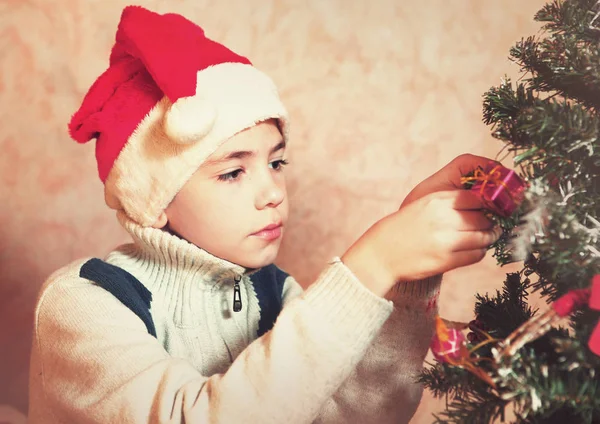 Yakışıklı varoluş erkek çocuk Noel Noel Baba şapkası — Stok fotoğraf