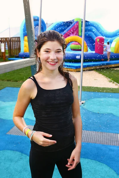 Menina adolescente no parque aquático — Fotografia de Stock