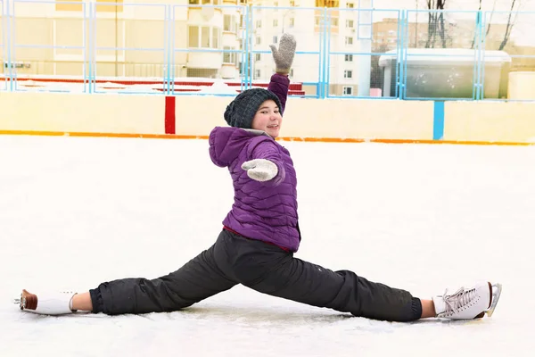 スケート リンクのティーンエイ ジャーの女の子を作る分割 — ストック写真