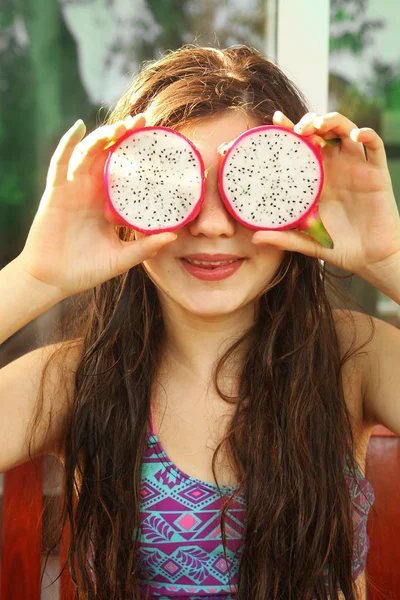 Corte dragão fruta olhos adolescente menina — Fotografia de Stock