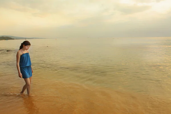 Adolescent fille en robe bleue sur fond de mer — Photo