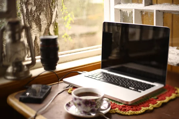 Mistura vintage moderna ainda vida com lâmpada de óleo laptop, xícara de chá, lentes — Fotografia de Stock