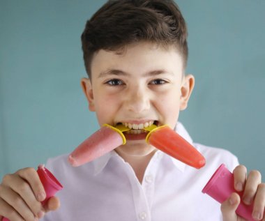 dondurma çocuk yeme kendini ev yapımı meyve çilek ve üzüm meyve