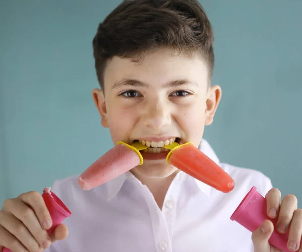 Αγόρι τρώει αυτο σπιτικά φρούτων φράουλα και σταφύλι φρούτα παγωτό — Φωτογραφία Αρχείου
